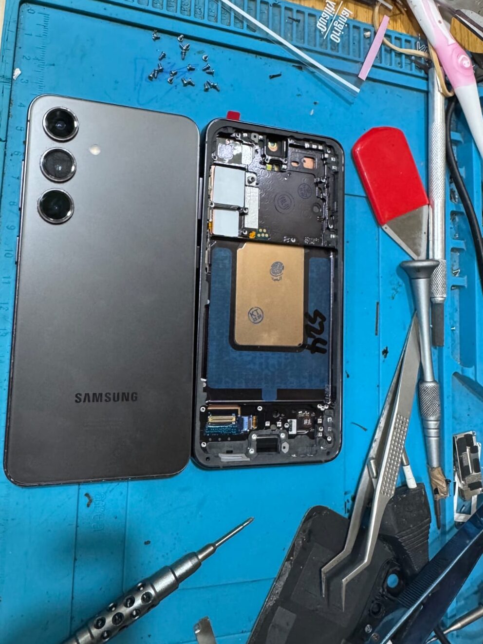 Samsung présentant des fissures sur l’écran et l’arrière