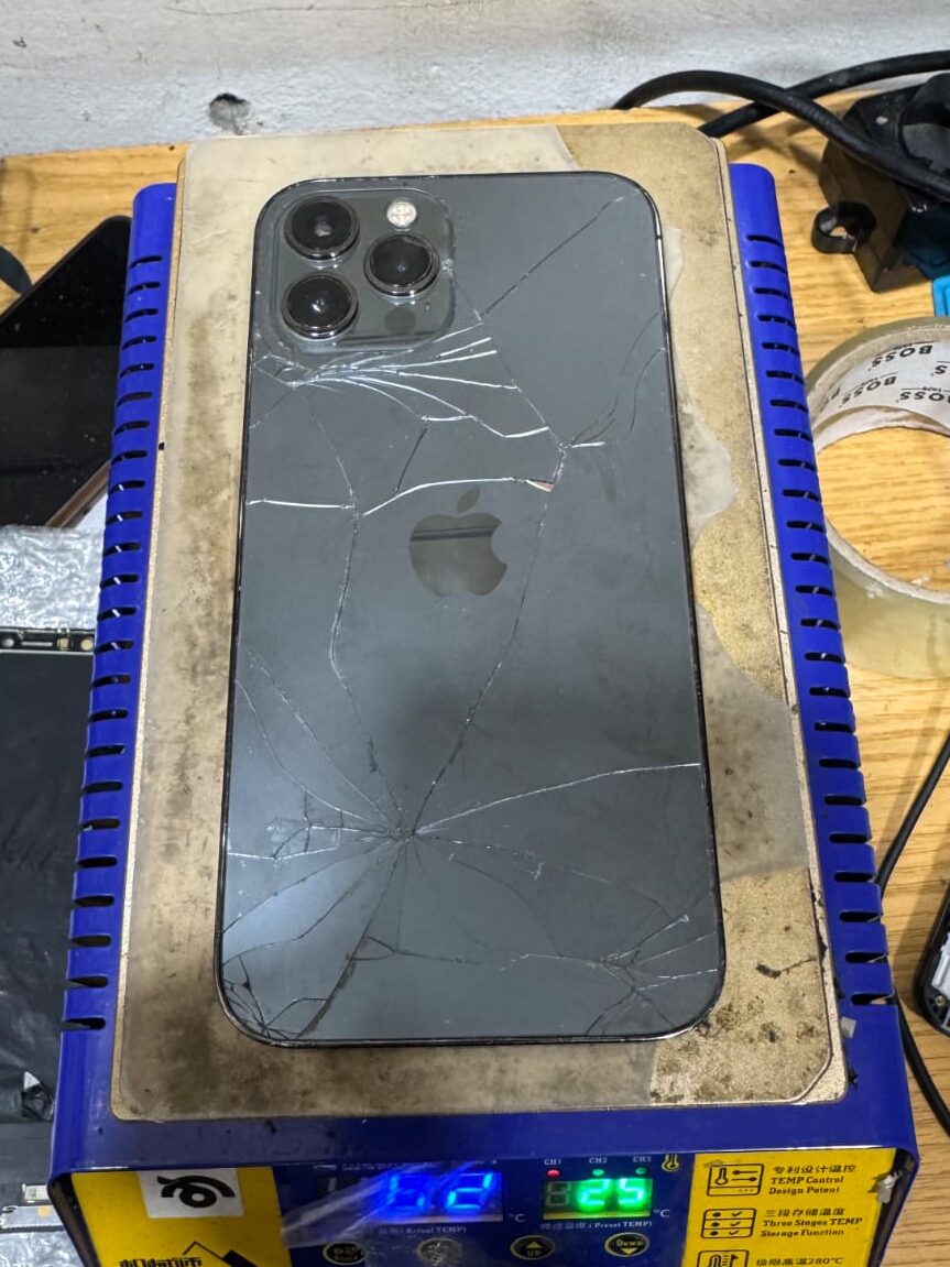 Dos d’iPhone brisé avant remplacement du verre arrière