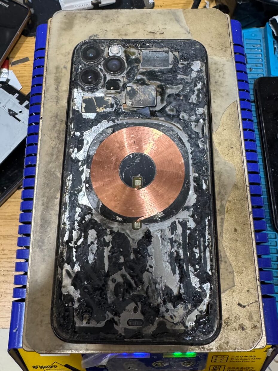 iPhone avec écran fissuré en attente de réparation professionnelle